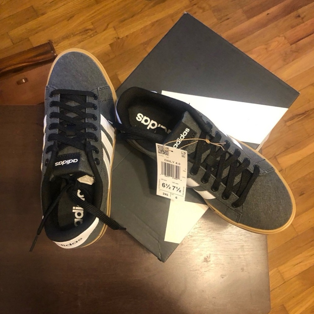 adidas Men’s Grey and Black Low-Top Sneakers with Gum Sole 6.5 m/7.5 w